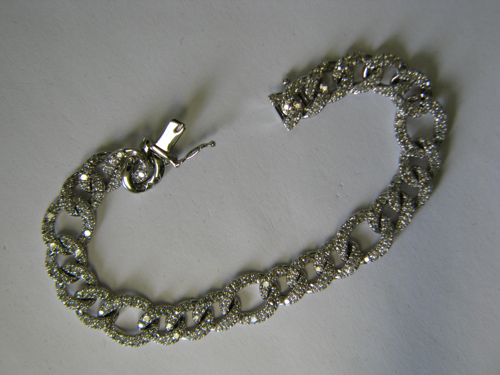 <a href="https://www.juwelier-kerner.de/sortiment/shop/armband/" rel="tag">Armband</a>, <a href="https://www.juwelier-kerner.de/sortiment/shop/marken/leo-wittwer-marken/" rel="tag">Leo Wittwer</a>