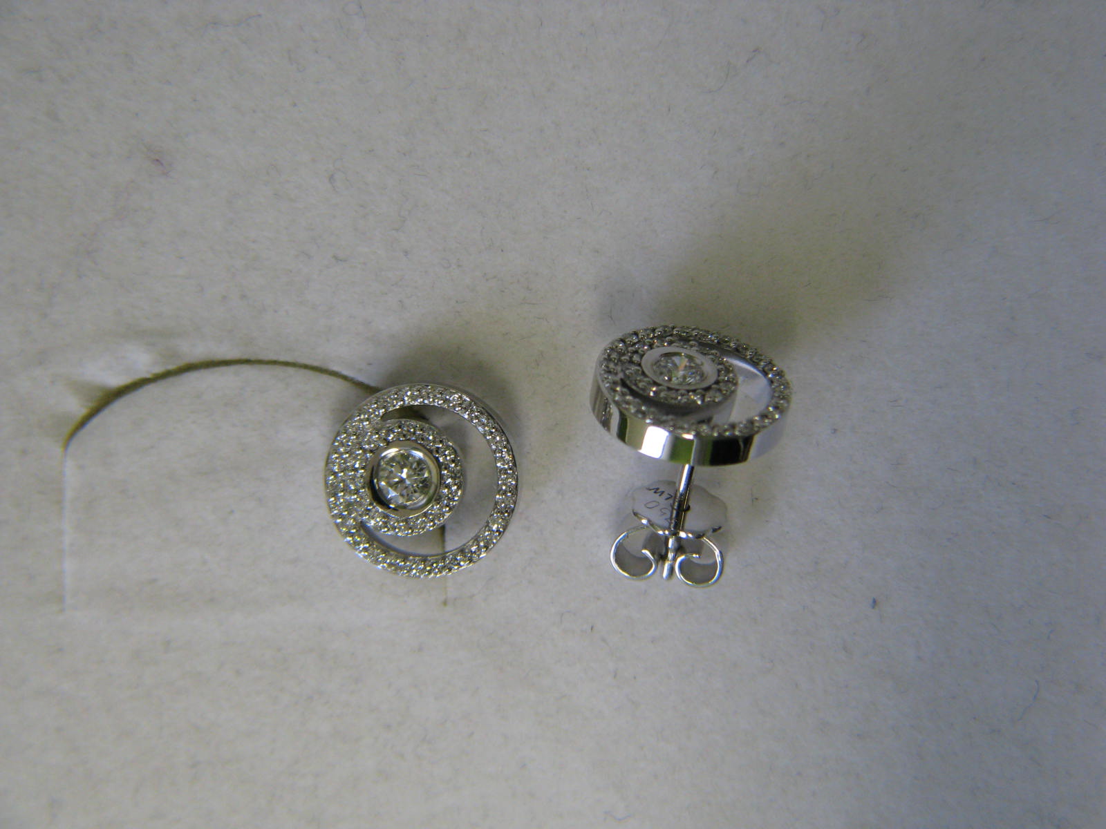 <a href="https://www.juwelier-kerner.de/sortiment/shop/marken/leo-wittwer-marken/" rel="tag">Leo Wittwer</a>, <a href="https://www.juwelier-kerner.de/sortiment/shop/ohrstecker/" rel="tag">Ohrstecker</a>