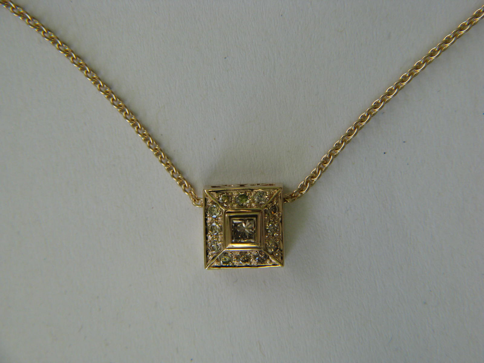 <a href="https://www.juwelier-kerner.de/sortiment/shop/anhaenger-mit-kette/" rel="tag">Anhänger mit Kette</a>, <a href="https://www.juwelier-kerner.de/sortiment/shop/marken/leo-wittwer-marken/" rel="tag">Leo Wittwer</a>