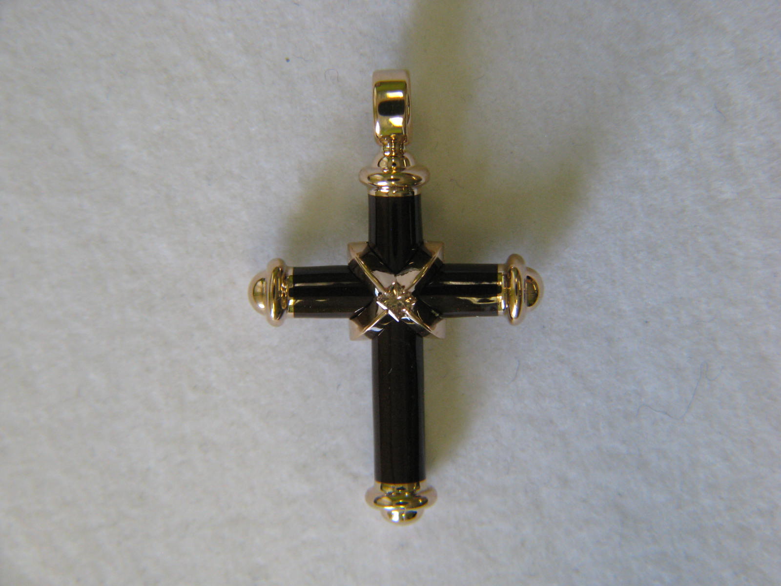 <a href="https://www.juwelier-kerner.de/sortiment/shop/kreuz/" rel="tag">Kreuz</a>, <a href="https://www.juwelier-kerner.de/sortiment/shop/marken/leo-wittwer-marken/" rel="tag">Leo Wittwer</a>
